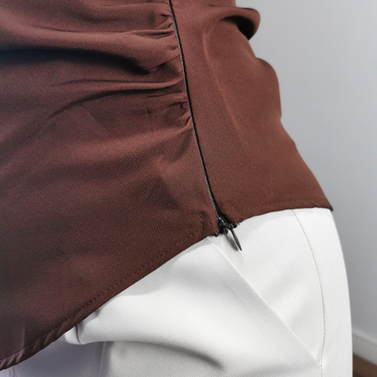 Blusa assimétrica franzida marrom detalhe do tecido encorpado