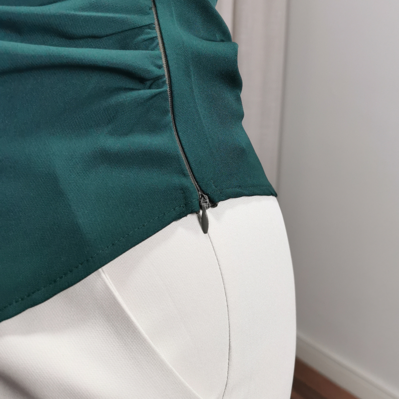 Blusa assimétrica franzida verde detalhe do tecido encorpado