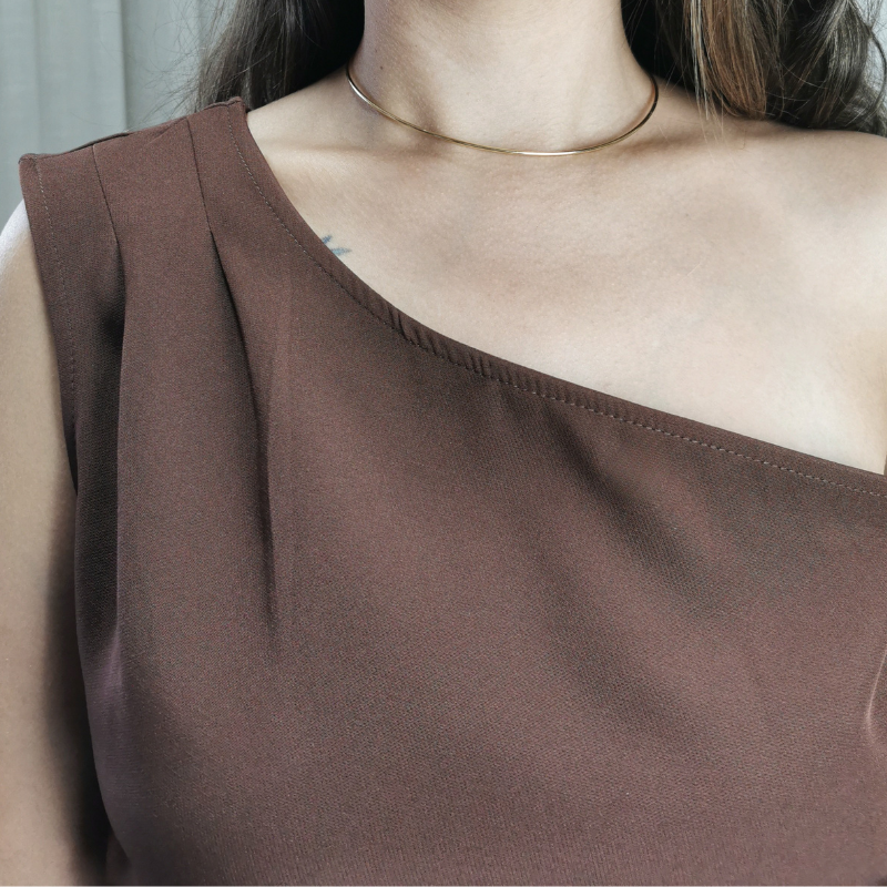 Blusa de um ombro só marrom feminina com caimento elegante