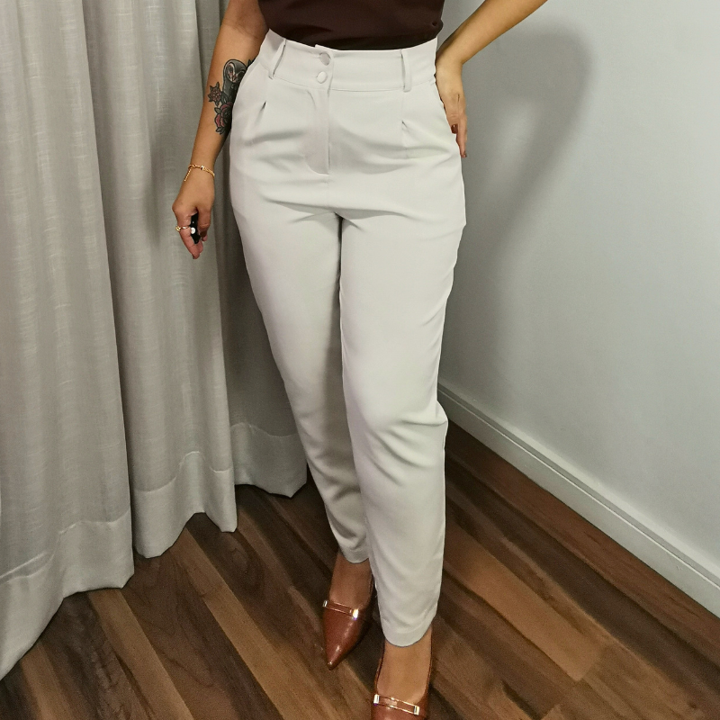 calça alfaiataria feminina bege bolso funcional tecido encorpado