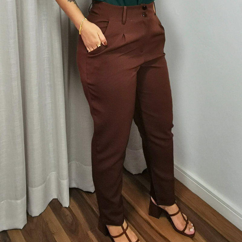 calça alfaiataria feminina marrom bolso funcional tecido encorpado