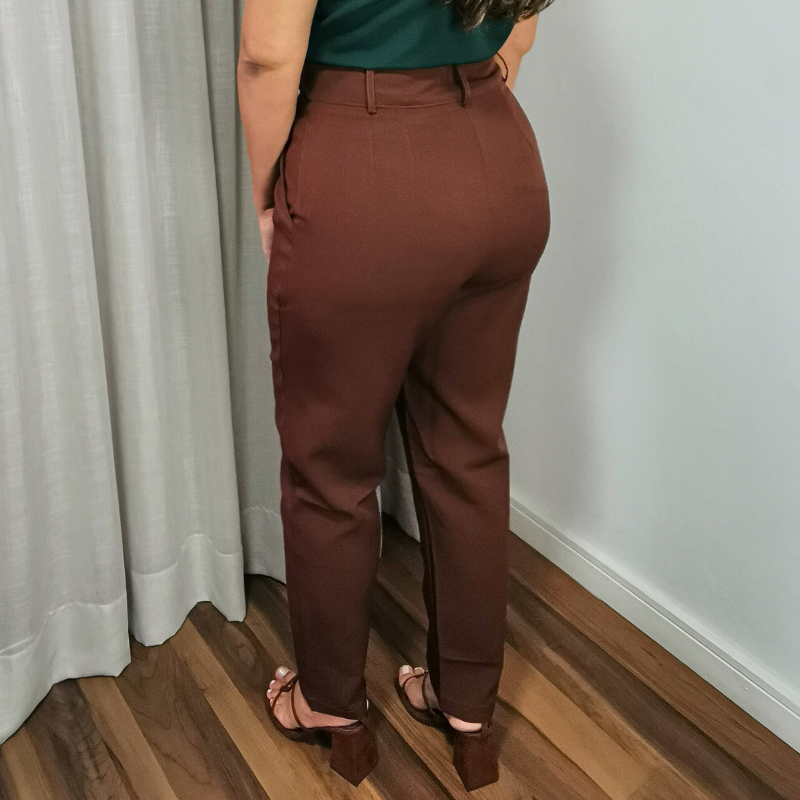 calça alfaiataria feminina marrom modelagem reta costas