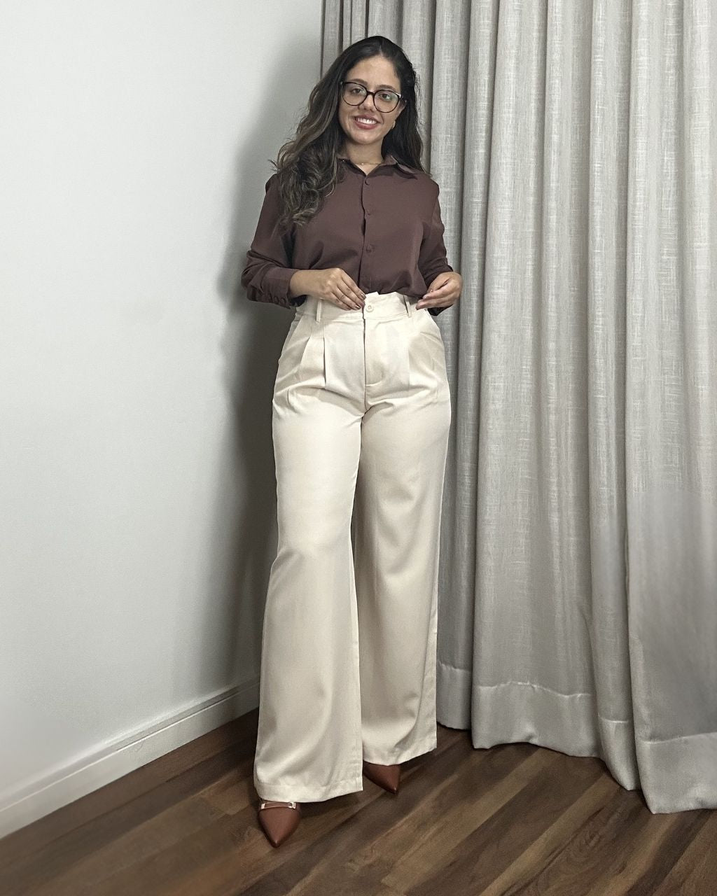 Calça pantalona bege feminina com caimento elegante