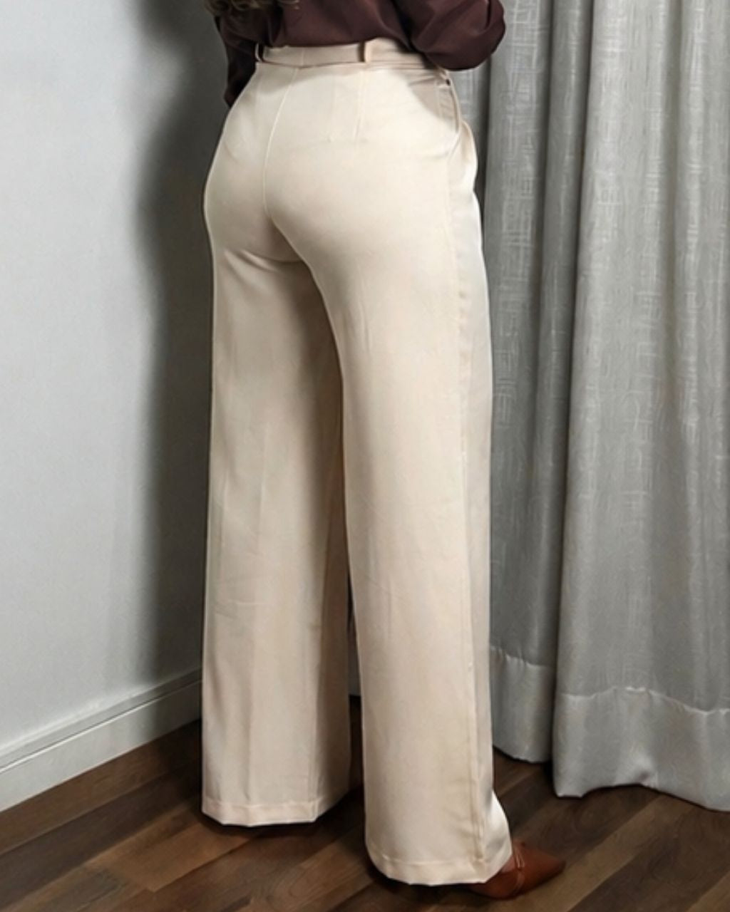Parte traseira da calça pantalona feminina bege