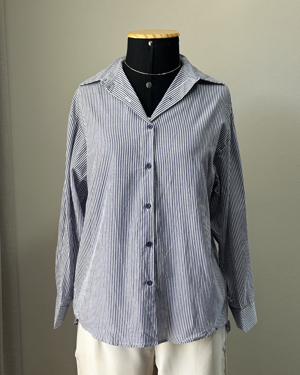 Camisa feminina oversized azul com caimento amplo