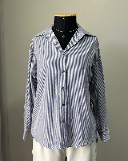 Camisa feminina oversized azul com caimento amplo
