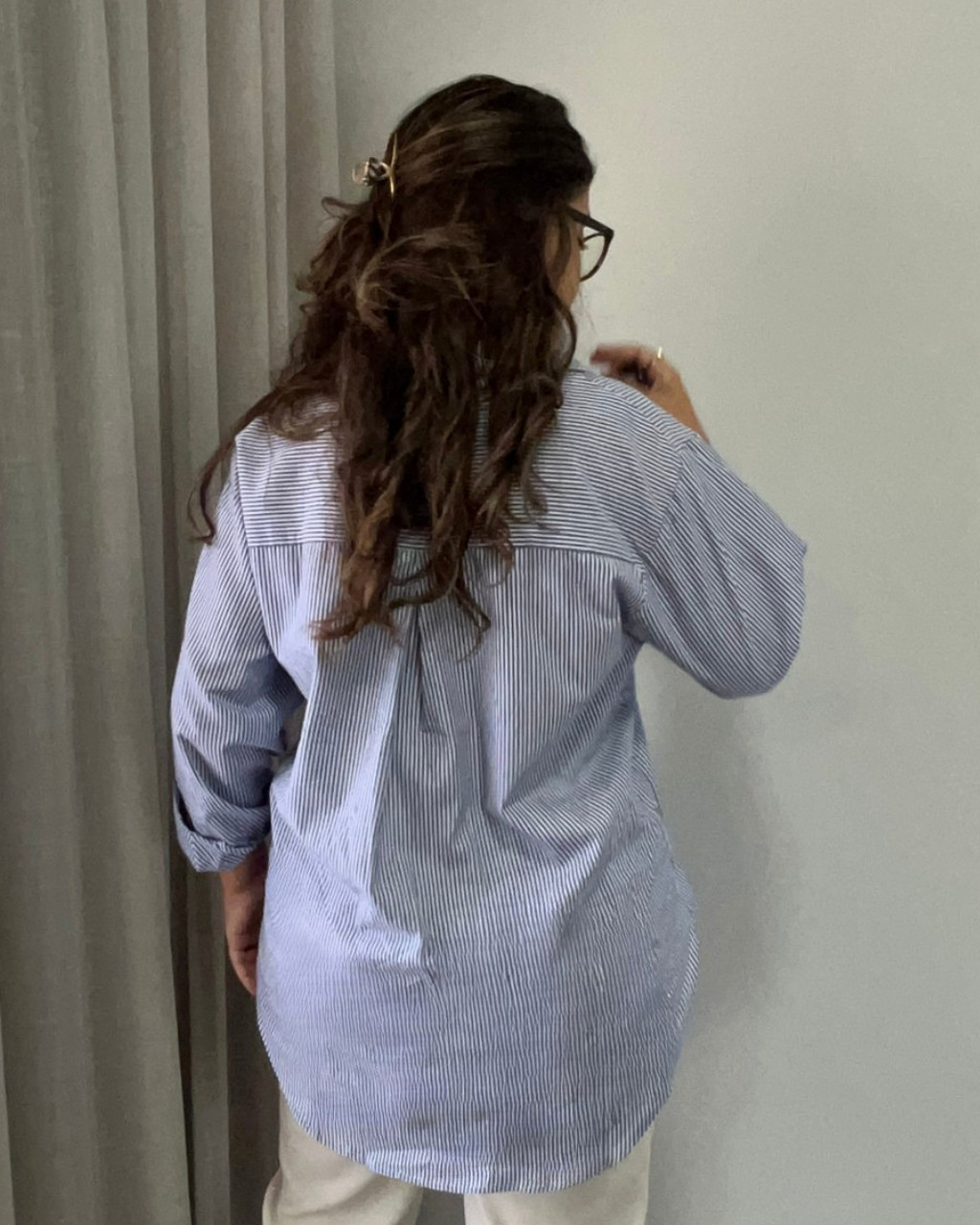 Parte traseira da camisa oversized feminina azul