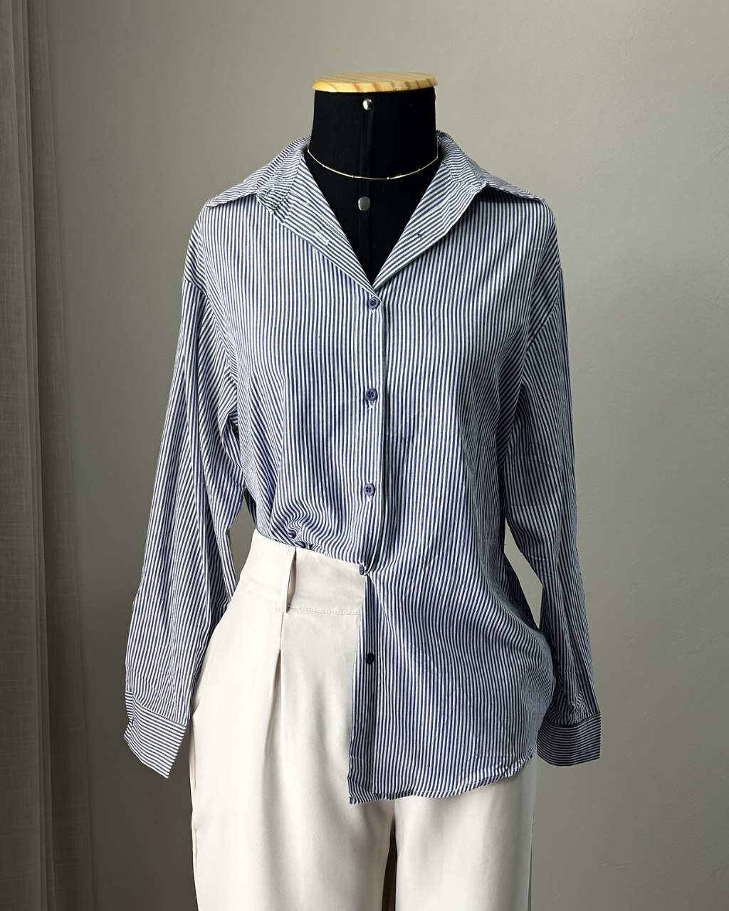 Camisa feminina oversized azul com um lado preso