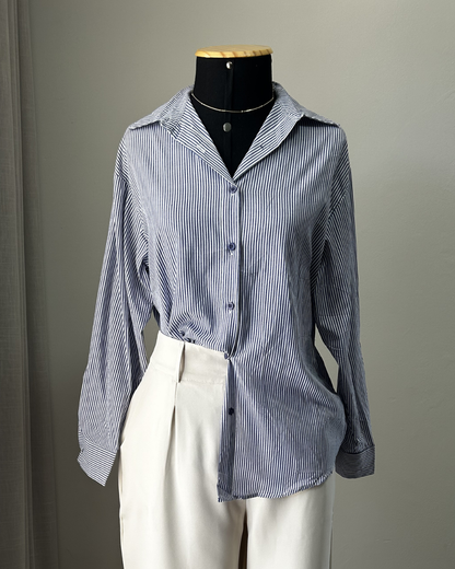 Camisa feminina oversized azul com um lado preso