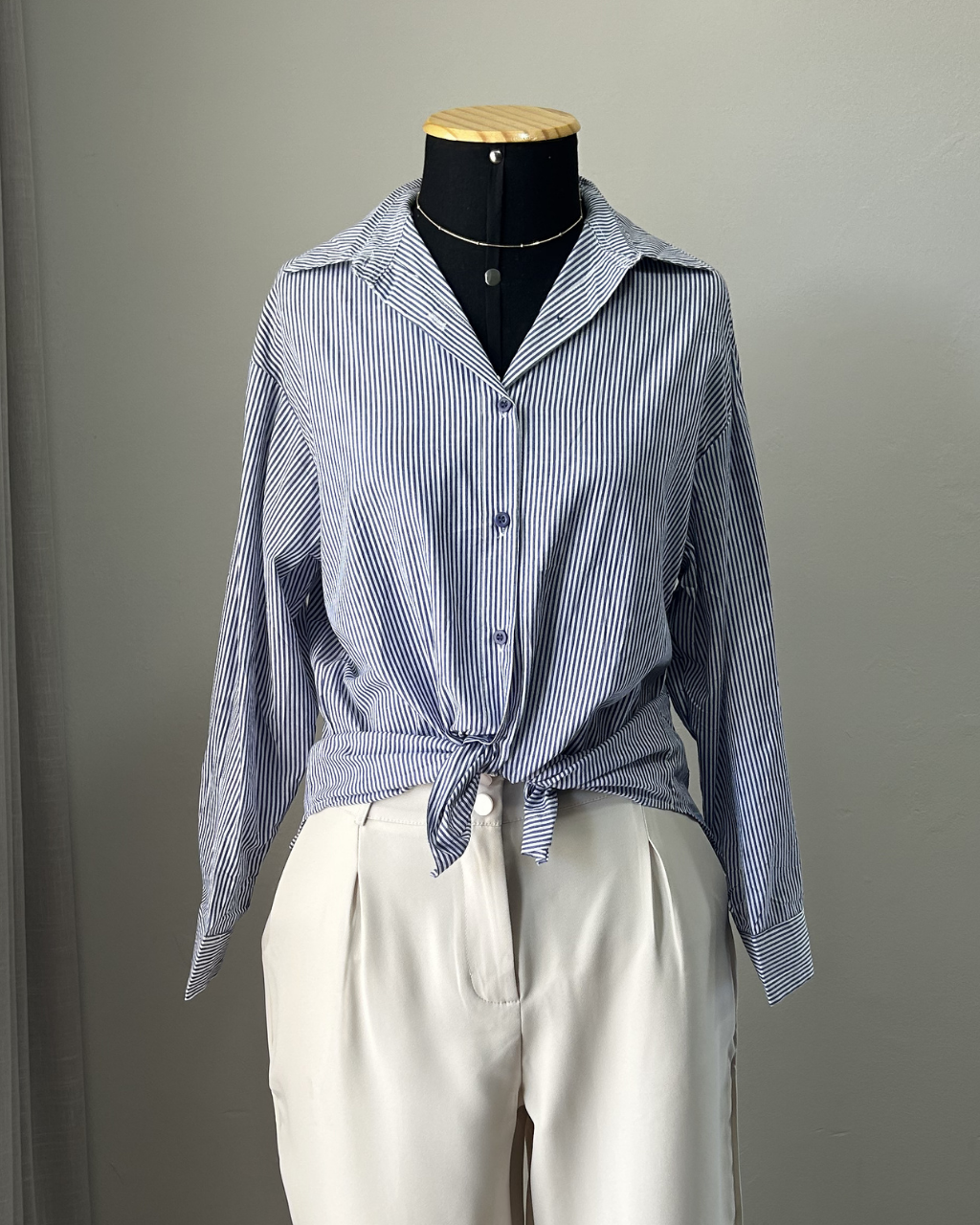 Camisa feminina oversized azul com amarração frontal