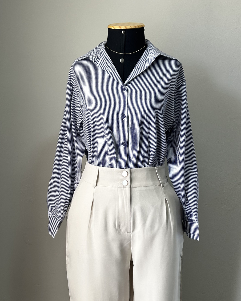 Camisa feminina oversized azul com caimento por dentro