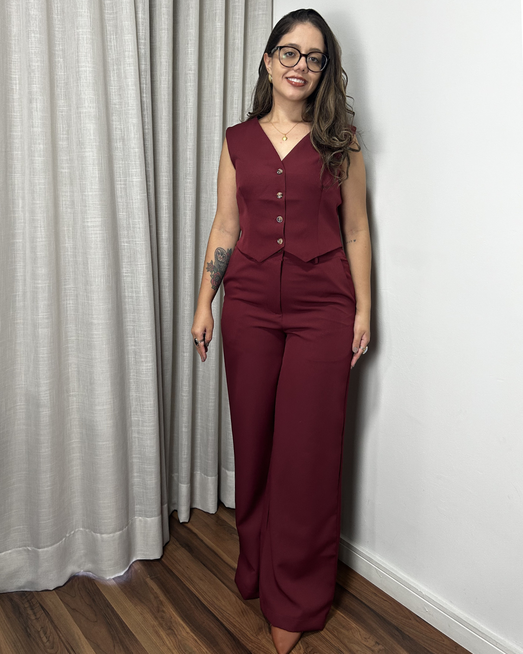 Conjunto Alfaiataria Colete Curto e Calça Wide Leg Bordô Isabel