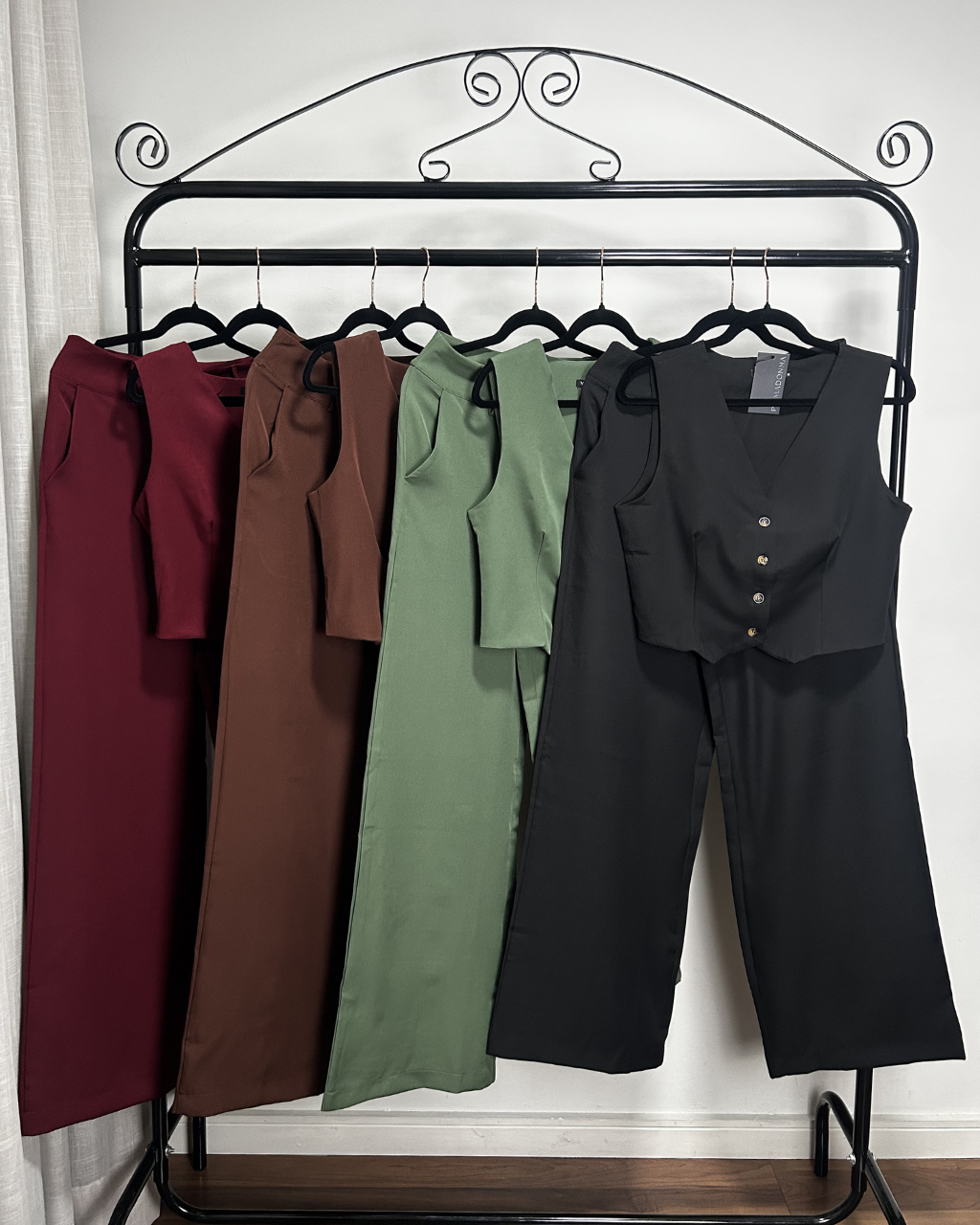 Conjunto de alfaiataria feminino disponível em várias cores modelo Isabel