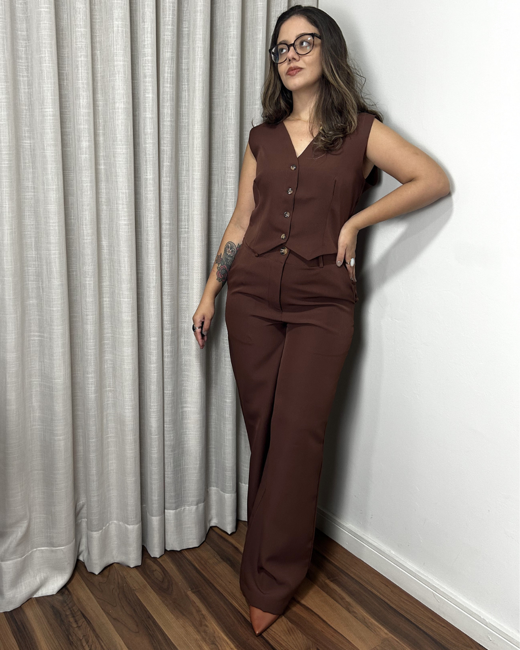 Look com conjunto de alfaiataria feminino elegante modelo Isabel com caimento impecável marrom
