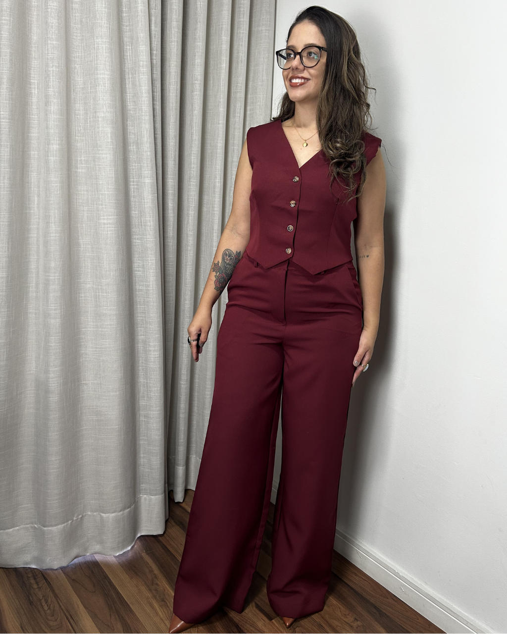 Conjunto Alfaiataria Colete Curto e Calça Wide Leg Bordô Isabel