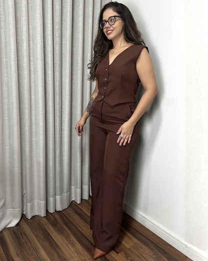 Conjunto alfaiataria feminino moderno com calça wide leg e colete estruturado marrom