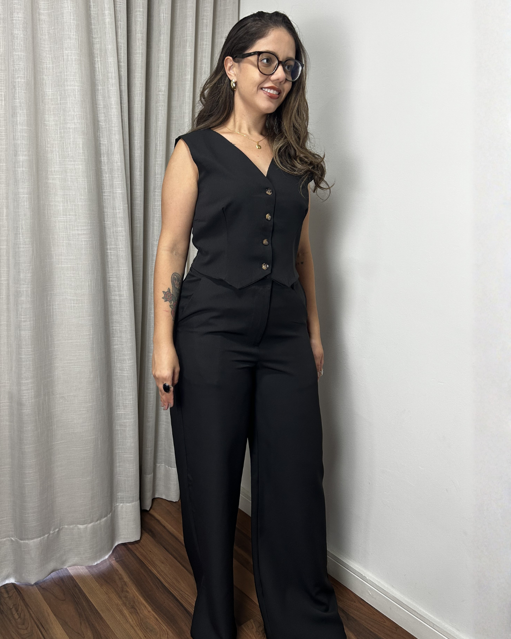 Conjunto alfaiataria feminino moderno com calça wide leg e colete estruturado preto