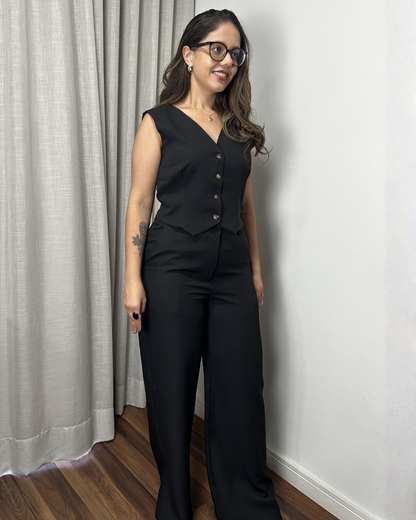 Conjunto alfaiataria feminino moderno com calça wide leg e colete estruturado preto