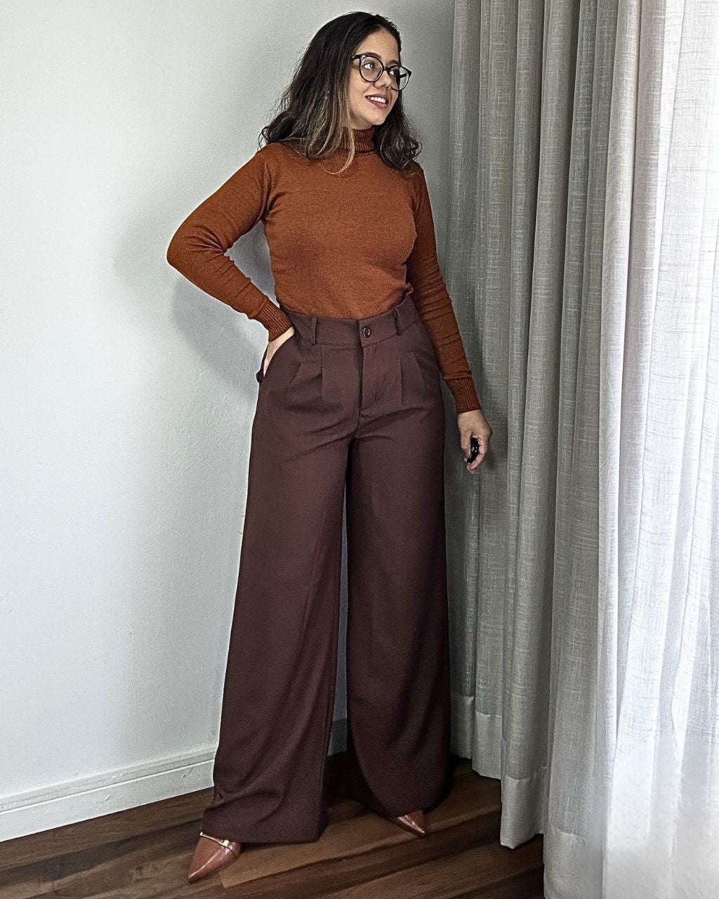 Calça pantalona feminina marrom alfaiataria cintura alta