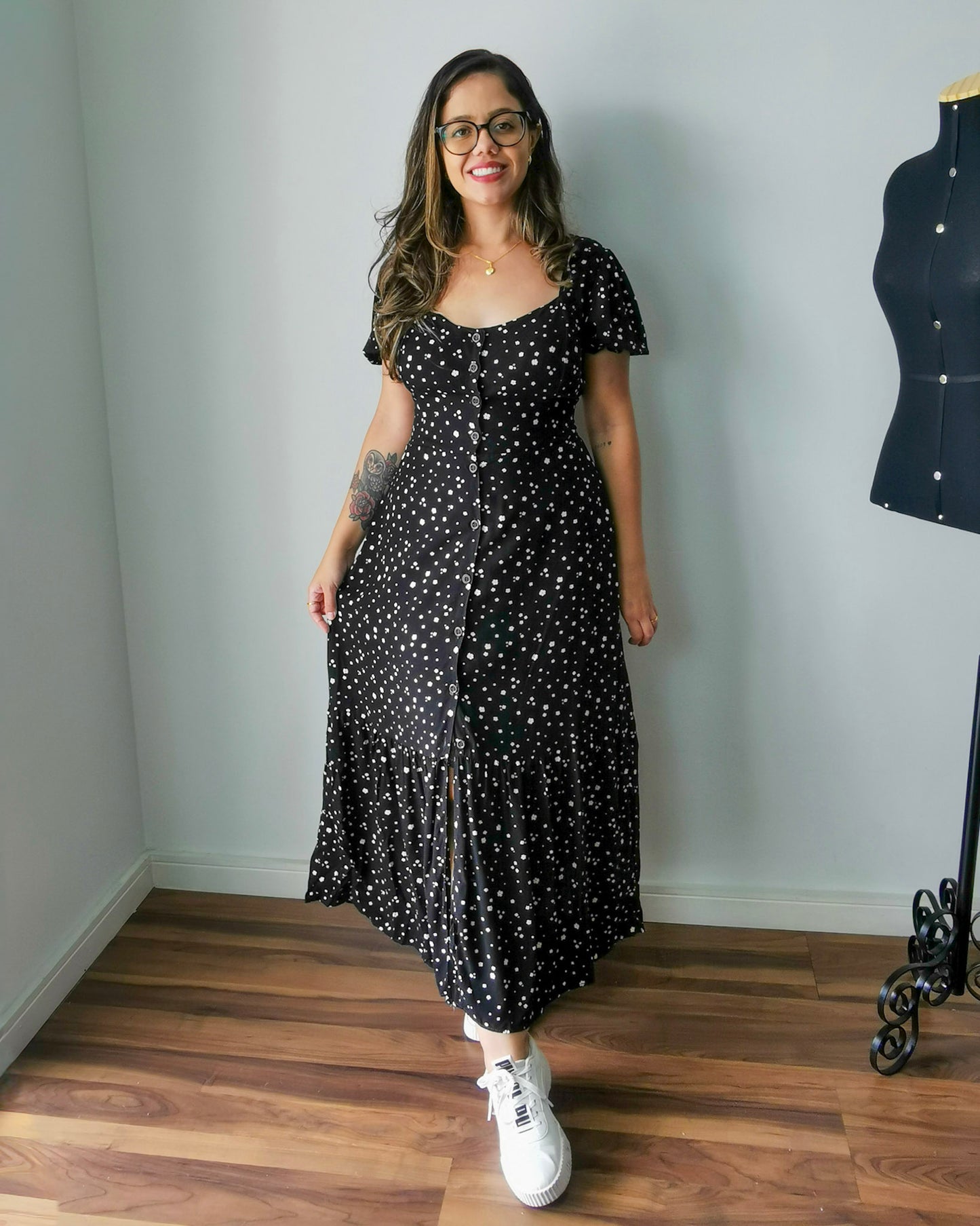Vestido Midi em Viscose Floral Preto Sabrina