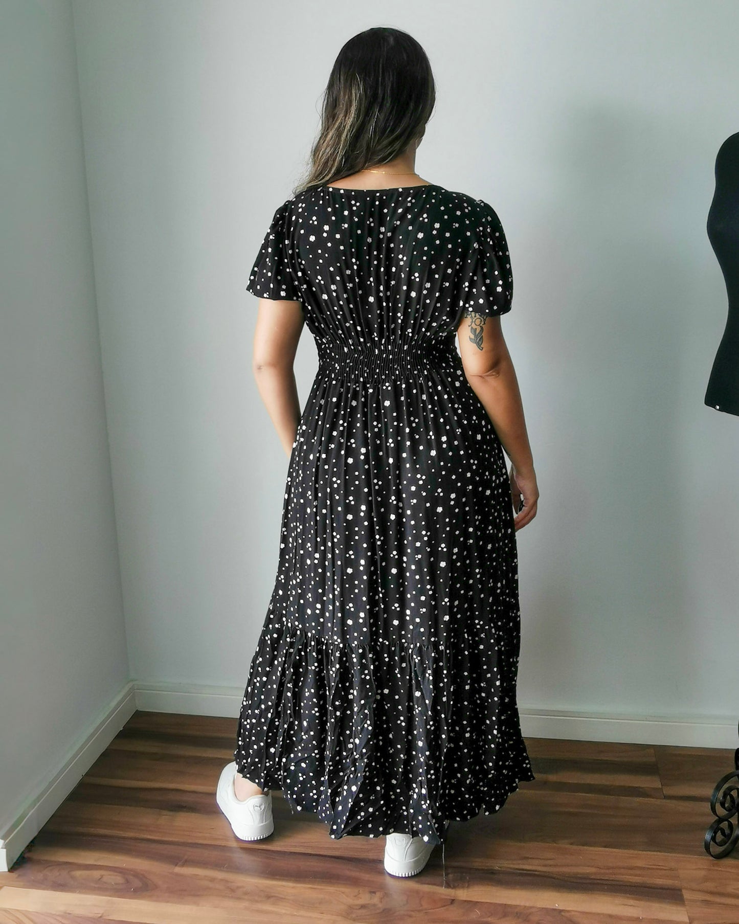 Vestido Midi em Viscose Floral Preto Sabrina
