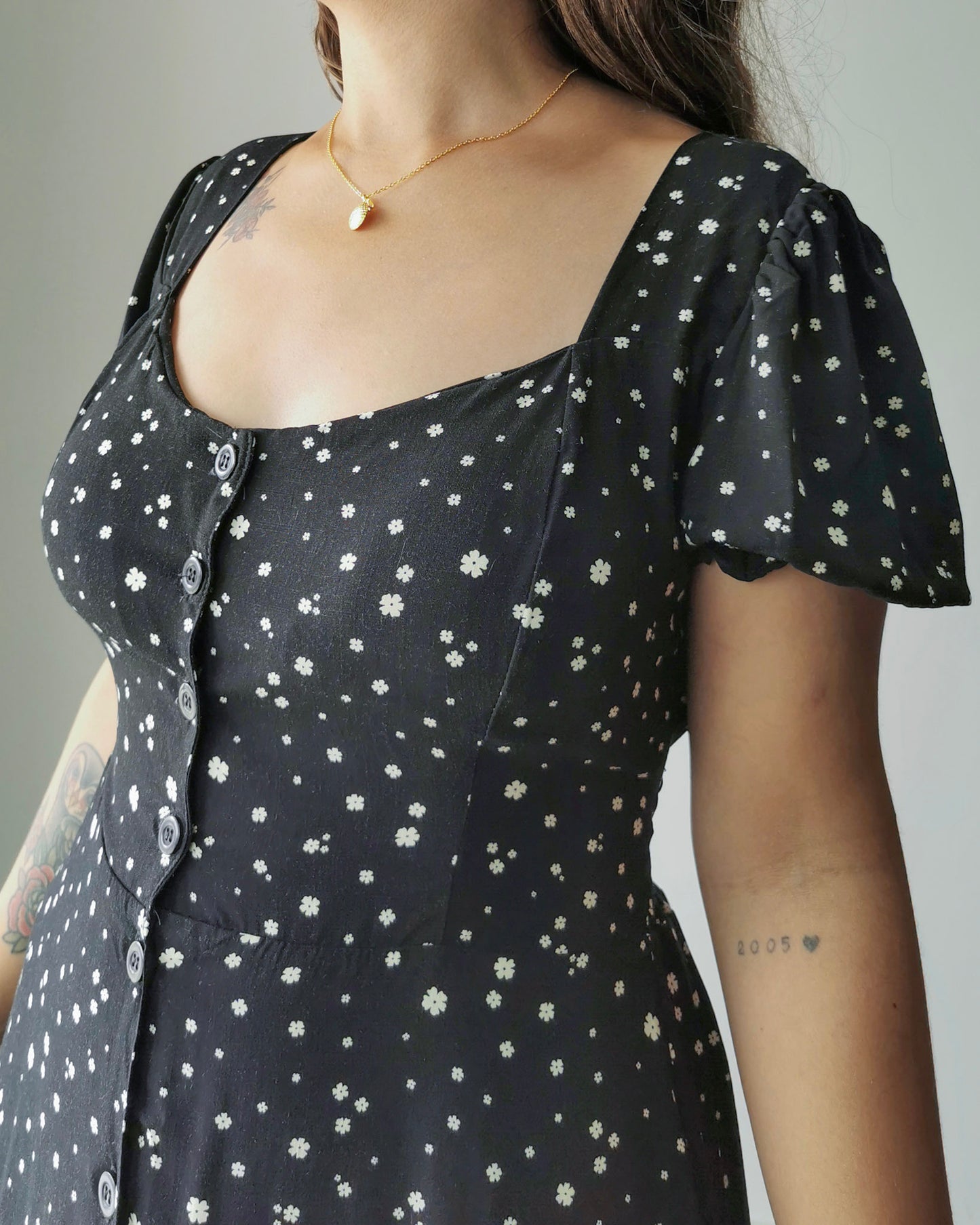 Vestido Midi em Viscose Floral Preto Sabrina